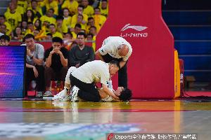 华体会官网-直播吧：篮协认定刘传兴对曾凡博普通防守犯规是错判