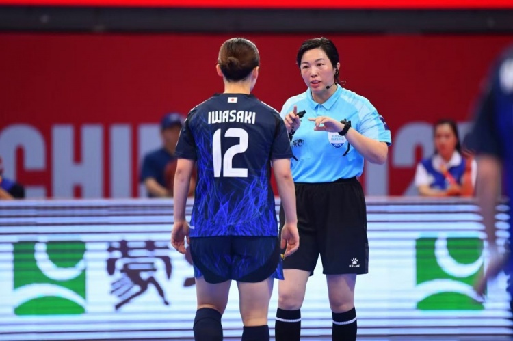 中国女足裁判亮相首届五人制世界杯 执法能力备受国际赞誉