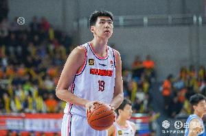 华体会-媒体人：对于超级缺少内线的广州来说 徐昕下赛季时间肯定非常多