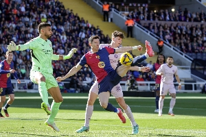 德甲Logo再现西甲36岁莱万高难度勾射破门，再度复刻德甲Logo