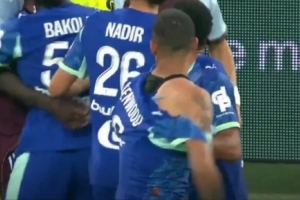 格林伍德友谊赛与维拉后卫明斯爆发冲突，衣服被扯烂